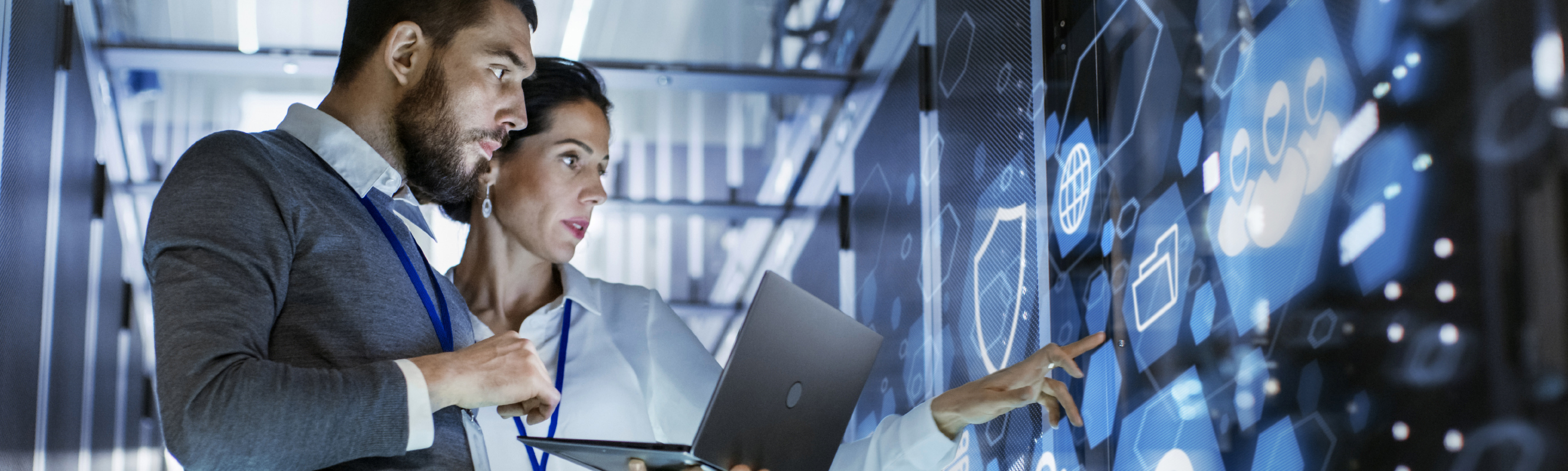 Mitarbeiter arbeitet am Server mit Laptop