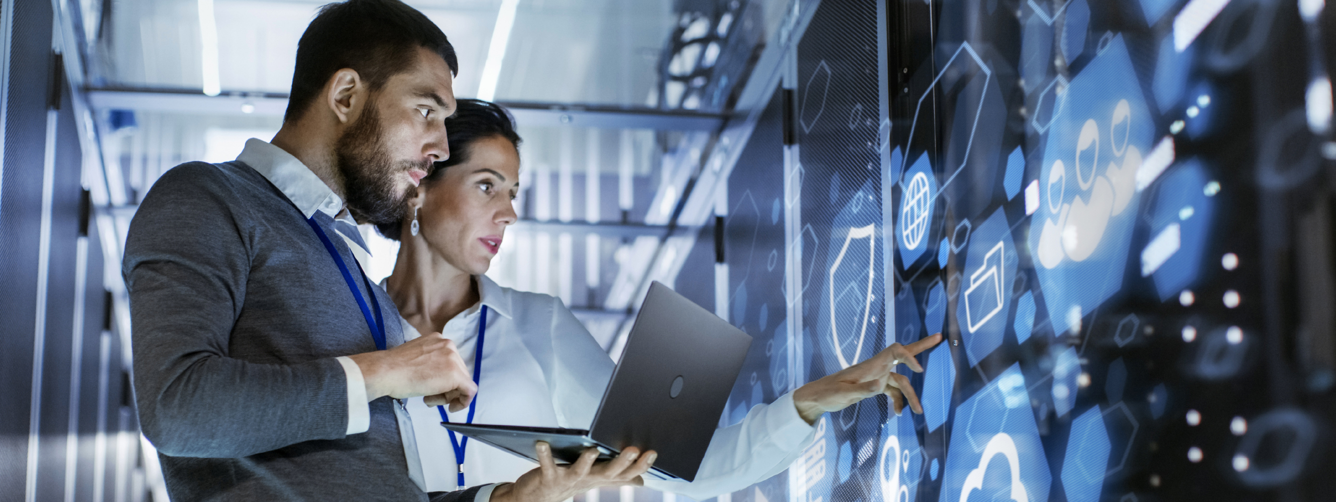 Mitarbeiter arbeitet am Server mit Laptop